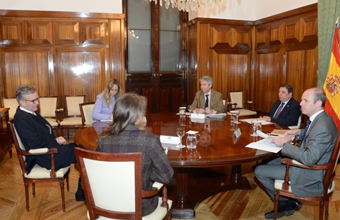 El ministro Luis Planas se reúne con el embajador británico Alex Ellis foto 4