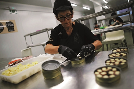 Trabajadora realizando el envasado del producto de la anchoa en la localidad de Sastres