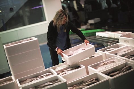 Mujer trabajadora de una empresa mayorista de pescado ubicada en el establecimiento de Mercamadrid