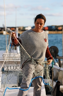 Mujer embarcada en la isla de Ibiza