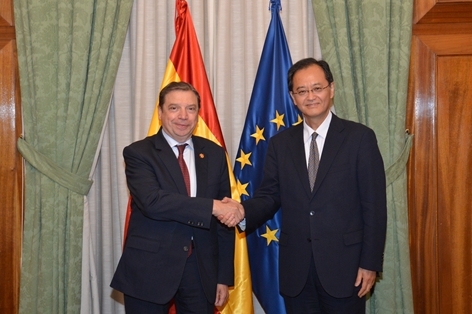 Luis Planas se reúne con el embajador de Japón, Takahiro Nakamae foto 2