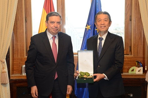 El ministro Luis Planas entrega al empresario Lucio Lao Co la Gran Cruz de la Orden Civil del Mérito Agrario, Pesquero y Alimentario  