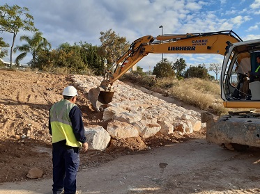 Vista de las obras de reparación de daños en el Camino Natural Vía Verde del Noroeste