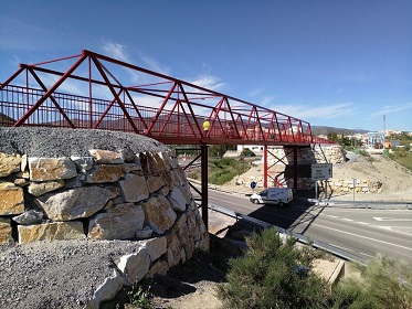 Pasarela en el Camino Natural del ferrocarril Guadix Almendricos en Olula del Río, provincia de Almería.