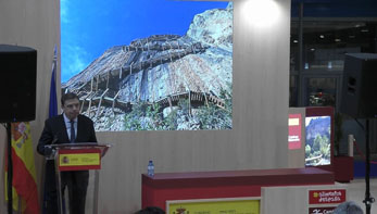 Luis Planas, ministro de Agricultura, Pesca y Alimentación en el Estand del Ministerio en FITUR