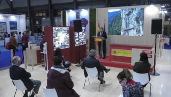 El ministro de Agricultura, Pesca y Alimentación en el Estand del Ministerio en FITUR