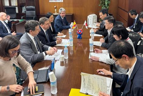 Luis Planas se reúne con el viceministro parlamentario de Agricultura, Explotación Forestal y Pesca de japón, Kenichi Soji foto 2