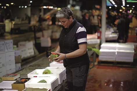 Mujer trabajadora de una empresa mayorista de pescado ubicada en el establecimiento de Mercamadrid