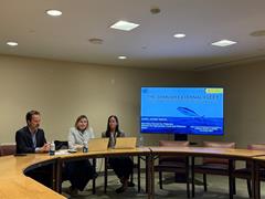 
				
			
				En la sede de la Organización de las Naciones Unidas (Nueva York)
			
				