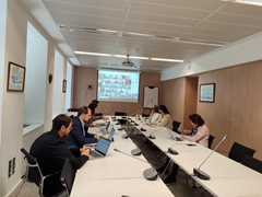 
				
			
				Hoy, en una reunión por videoconferencia
			
				